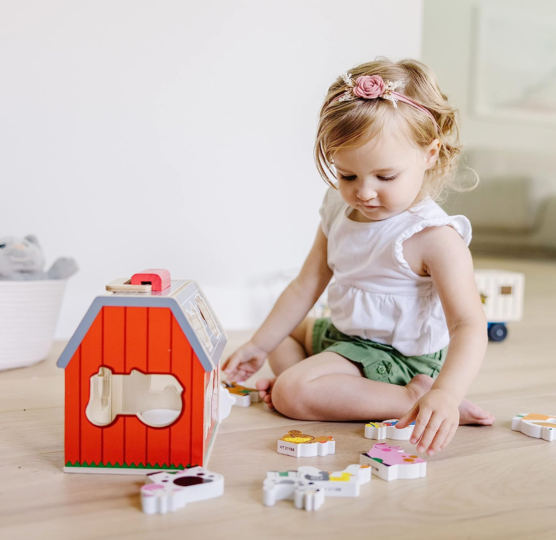 Melissa & Doug Wooden Take-Along Sorting Barn Toy with Flip-Up Roof and Handle, 10 Wooden Farm Play Pieces